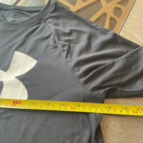 3/$35 UNDER ARMOUR Youth Deep black 100% polyester Active shirt - Picture 3 of 5